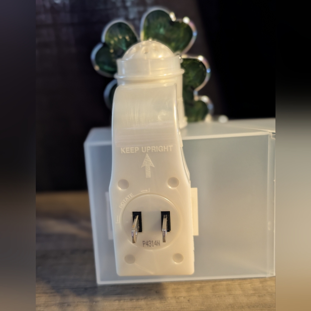 Bath & Body Works Green Shamrock Clover Nightlight with Ladybug Accent - Picture 4 of 4